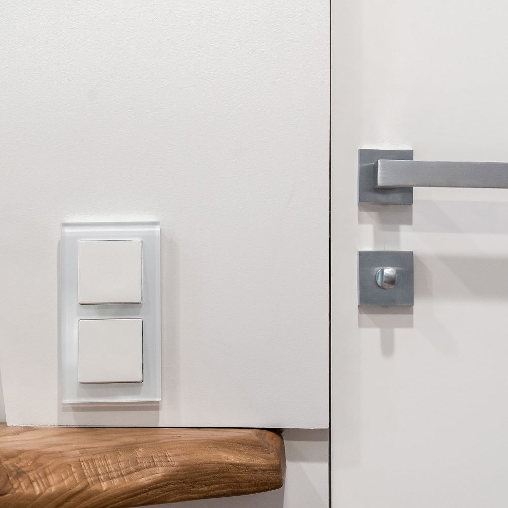 Выключатель одноклавишный встраиваемый проходной Werkel Белый W1112001 — изображение 2