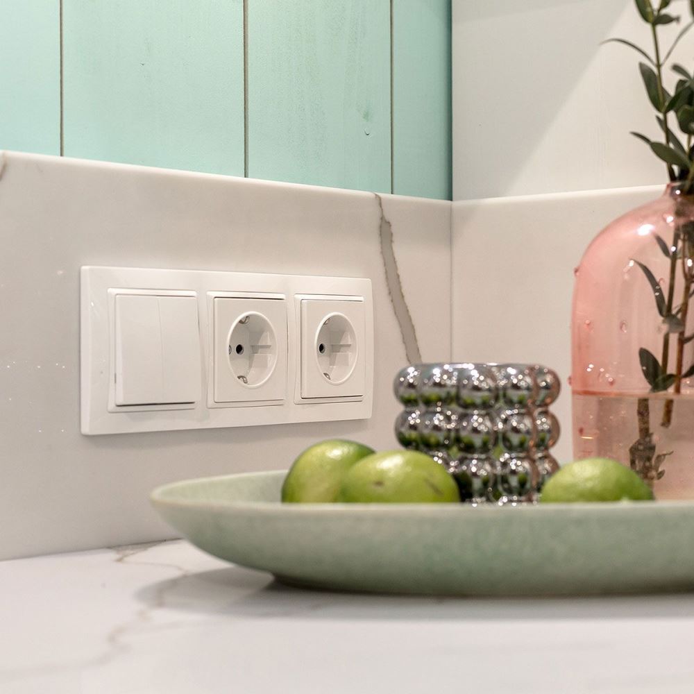 Розетка встраиваемая Werkel с заземлением и шторками Белый W1171101 — изображение 2